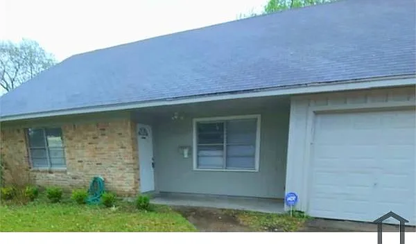 4 bed, 1900 sqft, $2,100 — Photo 1