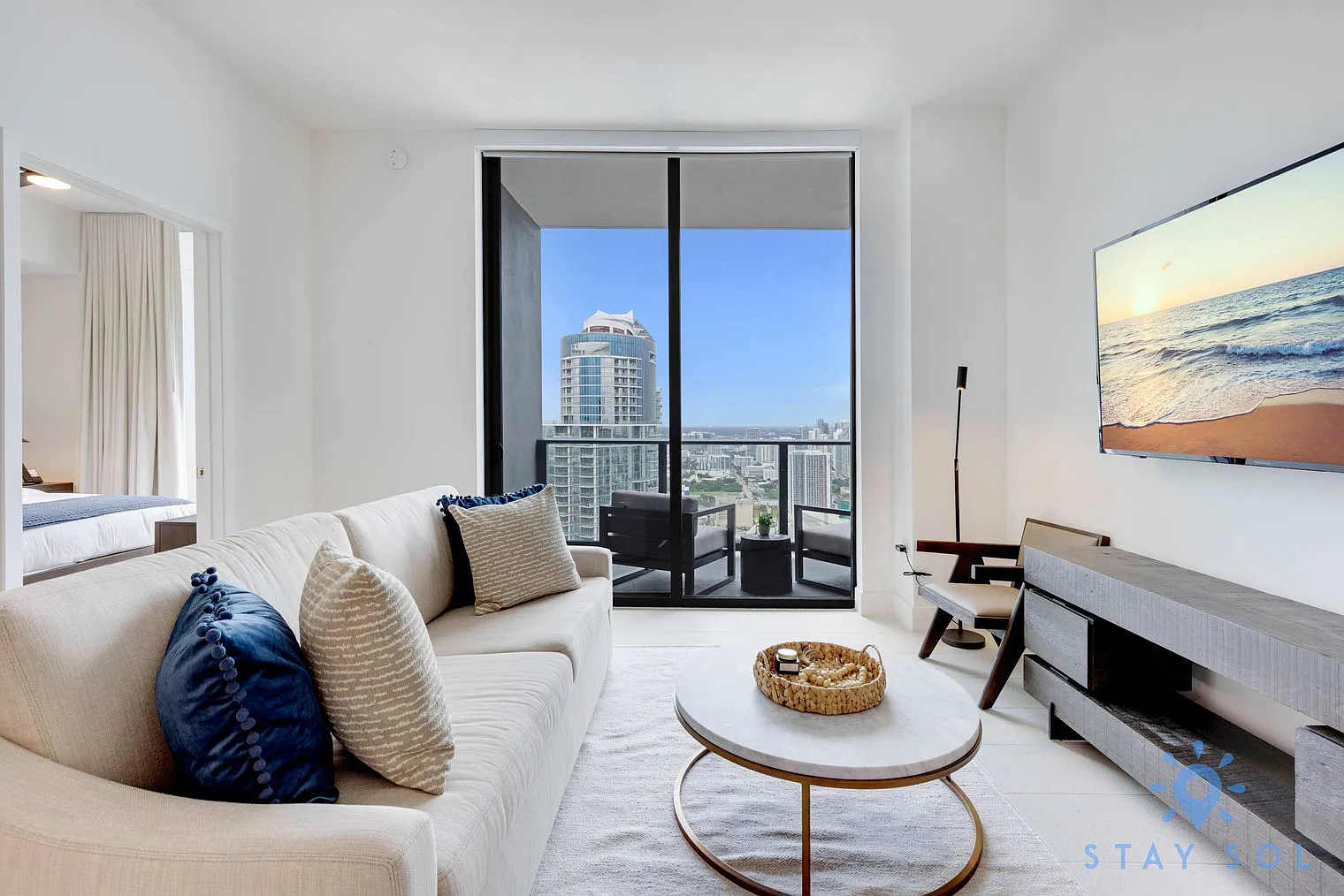 1 bed, 1.0 bath, 645 sqft, $3,733 — Photo 2
