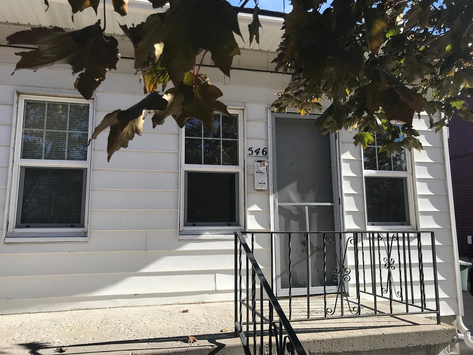 564 S 6th Ave — Photo 1