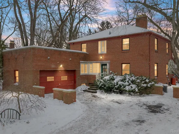 12935 Victoria Ave, Huntington Woods, MI 48070