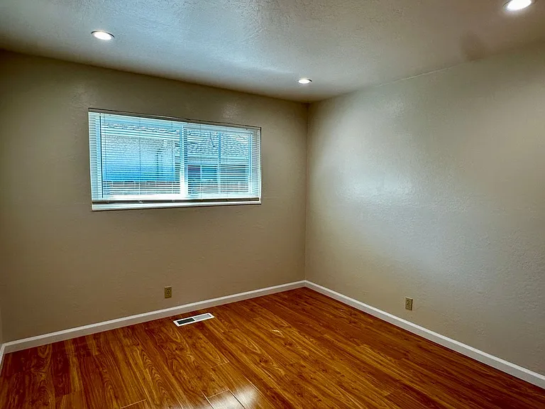 Charming 3 Bedroom, 2 Bath Duplex in Mountain View near Sylvan Park — Photo 8