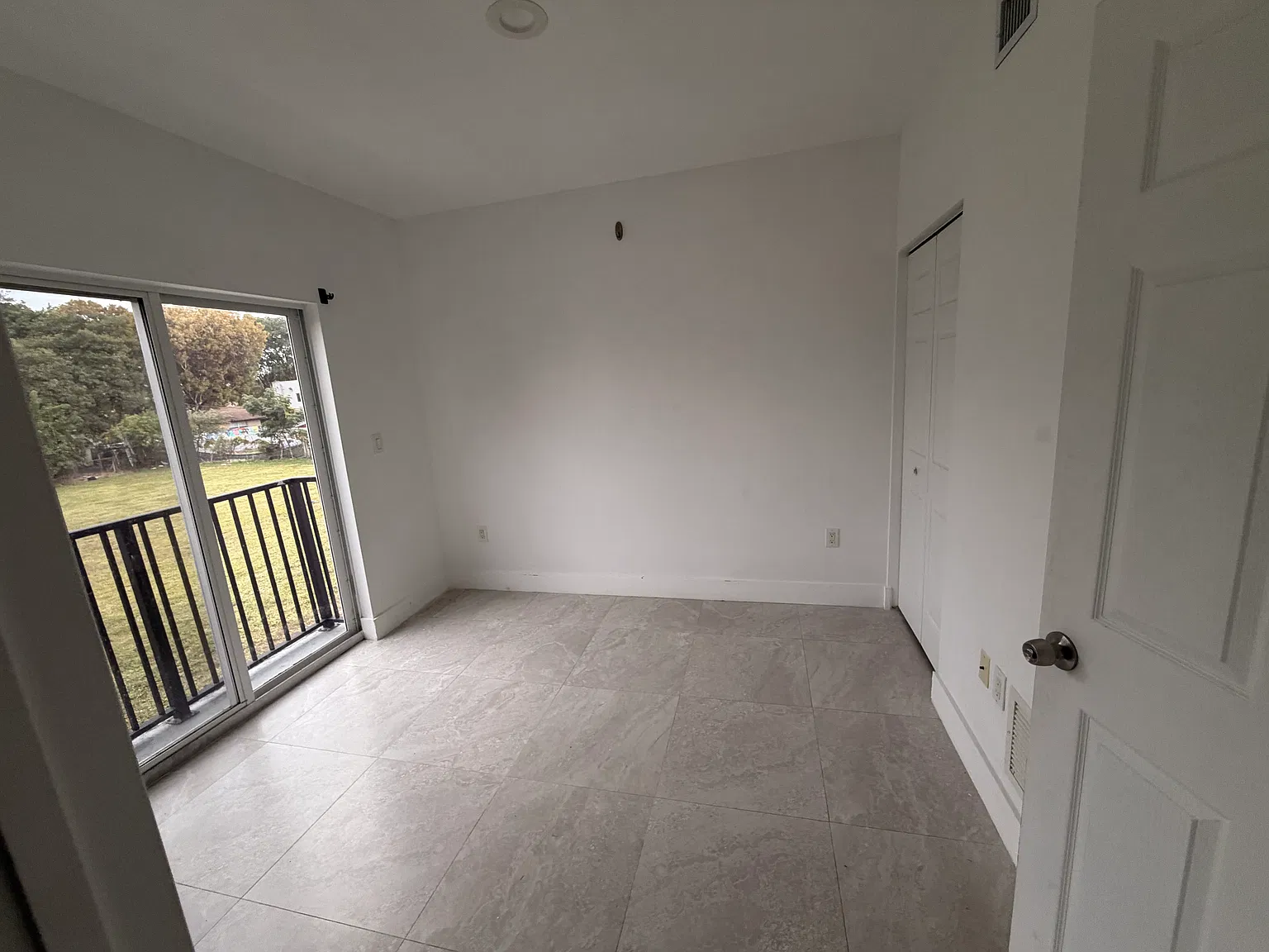 580 NW 34th St — Photo 3