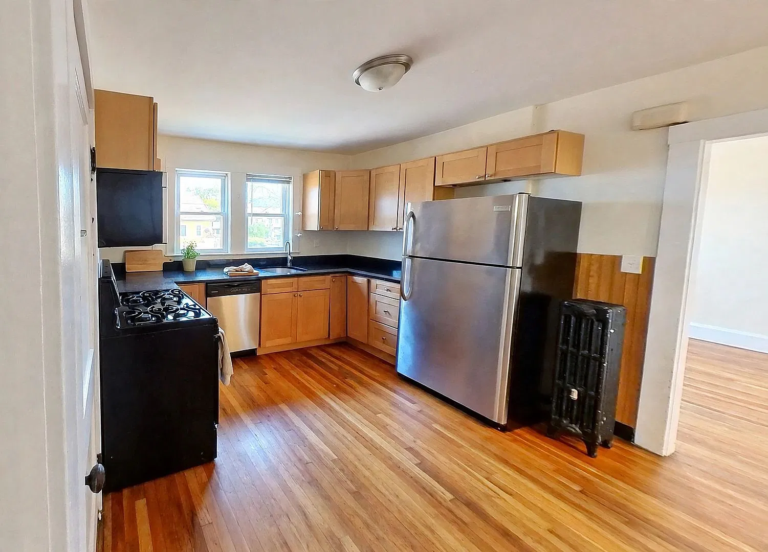 Perfect Choice for NEU Students! Wallet-Friendly, No Fee, Spacious Apt in Superb Location — Photo 3