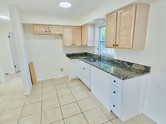 3rd image of 320 S Grosse Ave #B