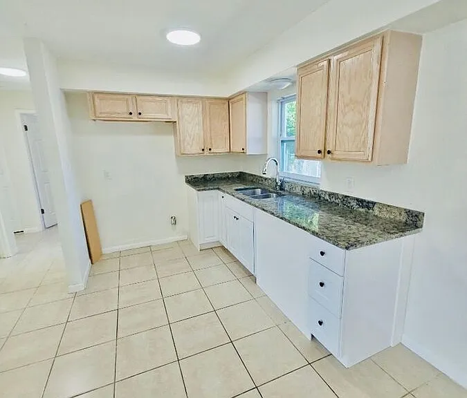 320 S Grosse Ave #B — Photo 3