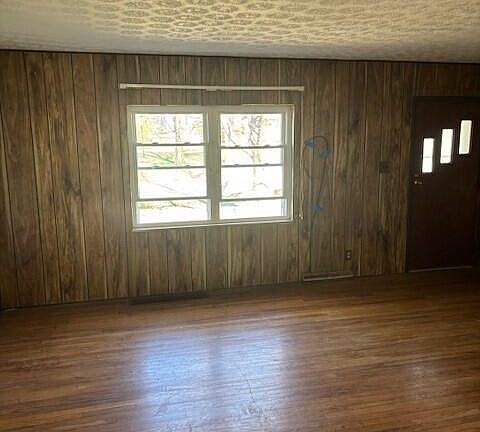 3rd image of 2319 Amsterdam Rd