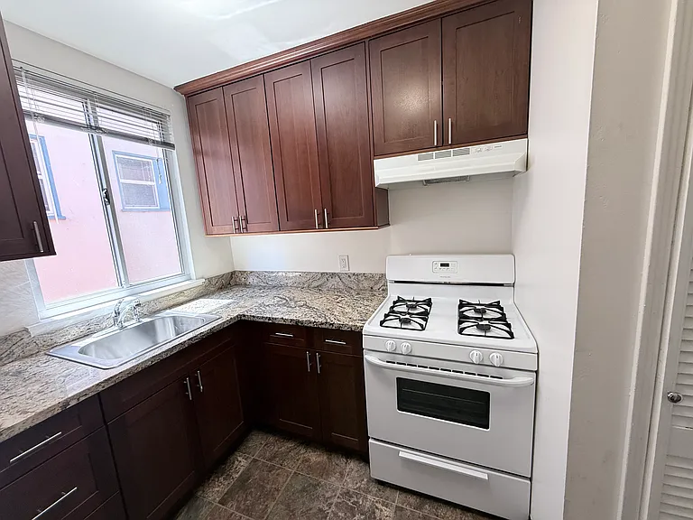 615 18th St #4 — Photo 7