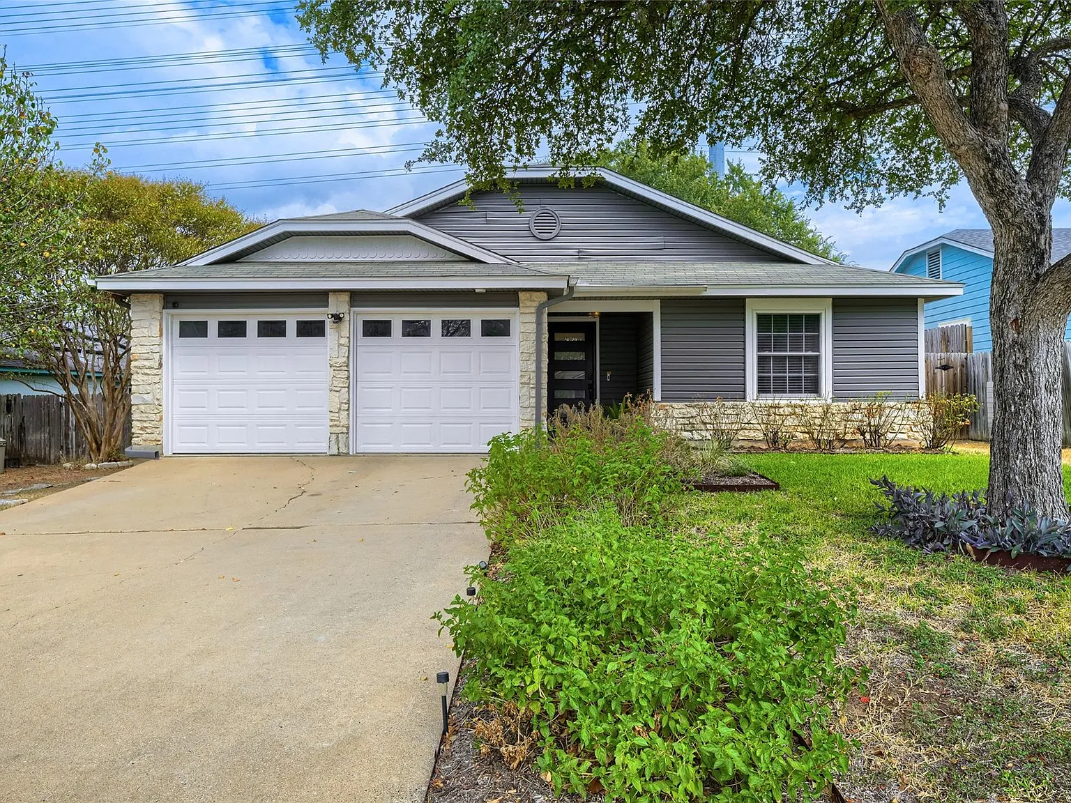 3 bed, 2.0 bath, 1213 sqft, $2,100 — Photo 1