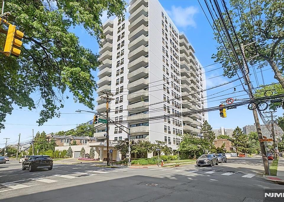 1st image of 1600 Center Ave APT 1A