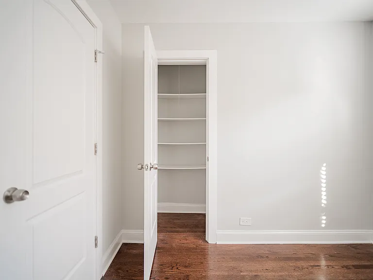 Bedroom Closet 7357-2S