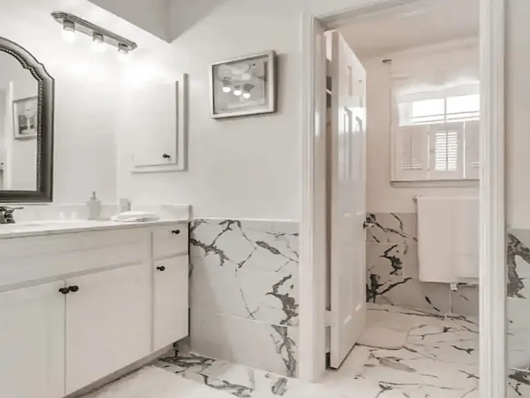 Full bathroom 1
