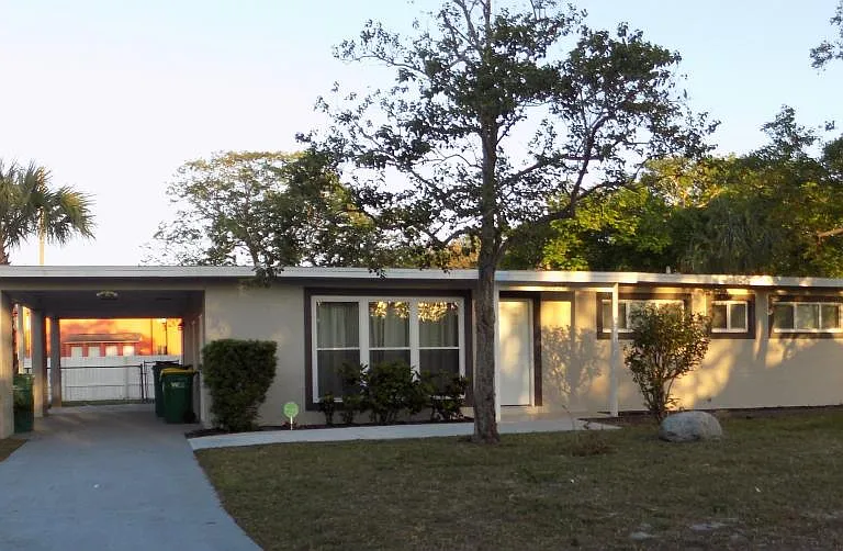 1204 Tulip Ln — Photo 1