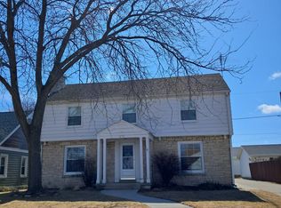 2755 E Crawford Ave, Saint Francis, WI 53235