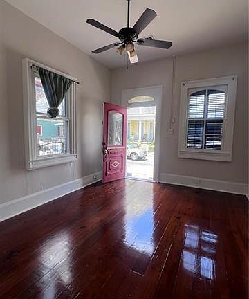 3rd image of 1033 Port St