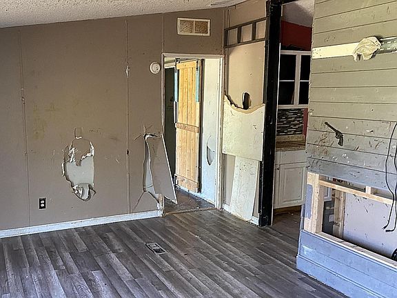 3rd image of 490 Gregory Rd