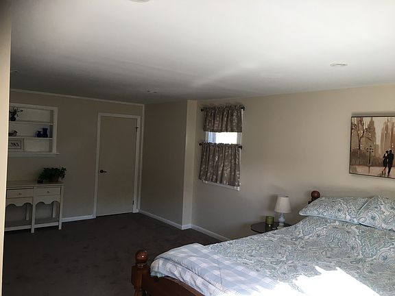 5th image of 633 Montrose Ave