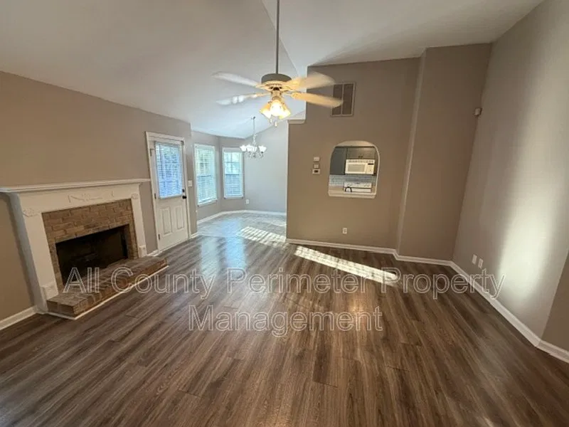 3 bed, 2.0 bath, 1375 sqft, $1,695 — Photo 4