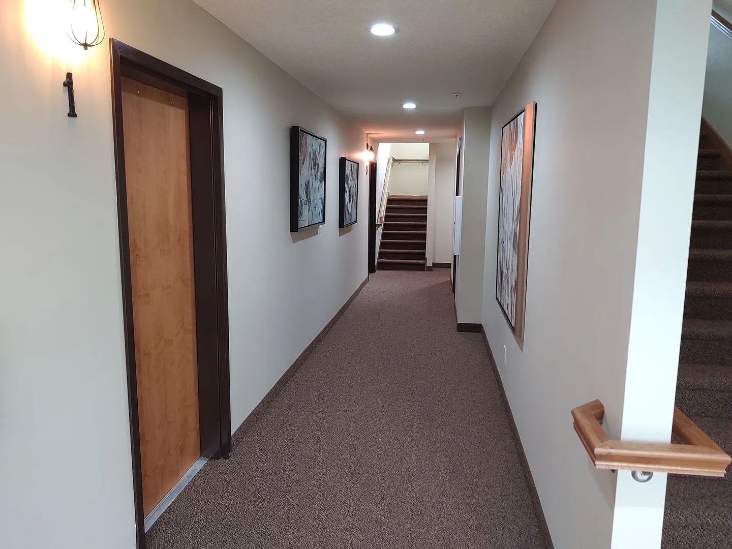main level 1 br and den apt with garage — Photo 4