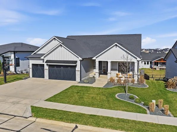 17449 Aurora Dr, Clive, IA 50325