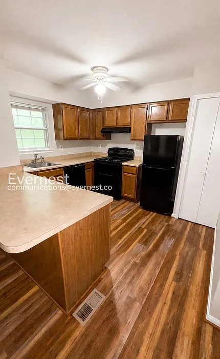 3 bed, 3.5 bath, 1986 sqft, $2,400 — Photo 4