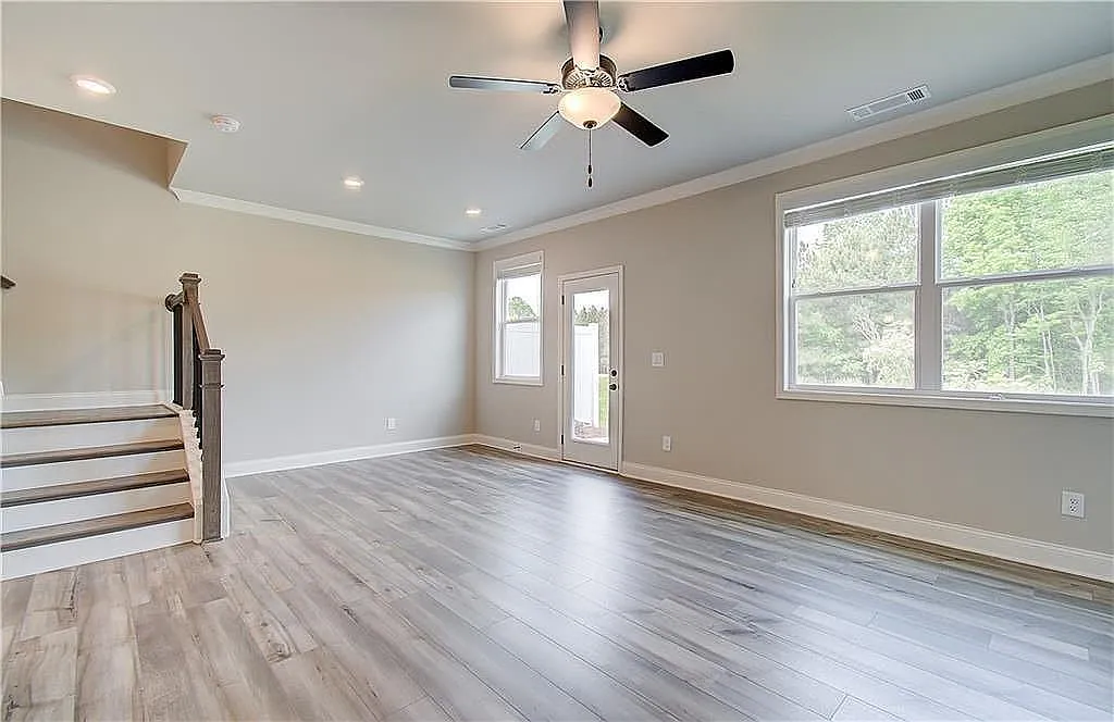 3 bed, 2.5 bath, 1894 sqft, $2,099 — Photo 2