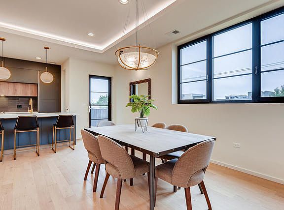 4th image of 1452 N Leavitt St #2