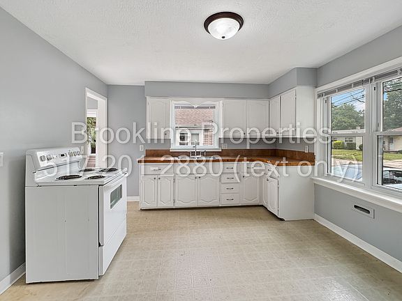 3rd image of 823 Holten St