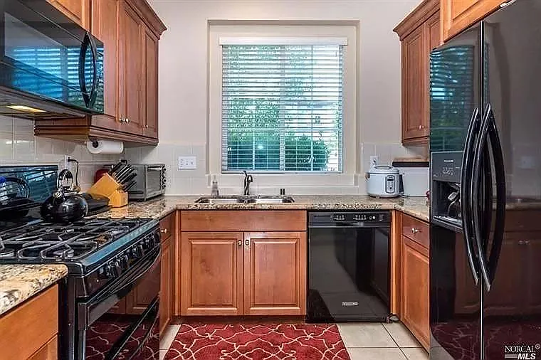 3 bed, 2.5 bath, 1390 sqft, $1,100 — Photo 4