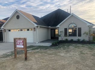 521 Lexington Dr, Port Neches, TX 77651