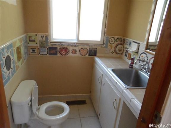 5th image of 909 E Fairmont Ave
