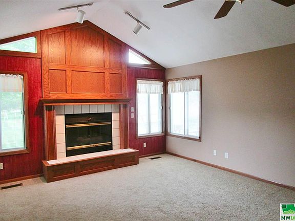 5th image of 594 Laura Ln