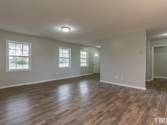 2nd image of 405 Oakwood St