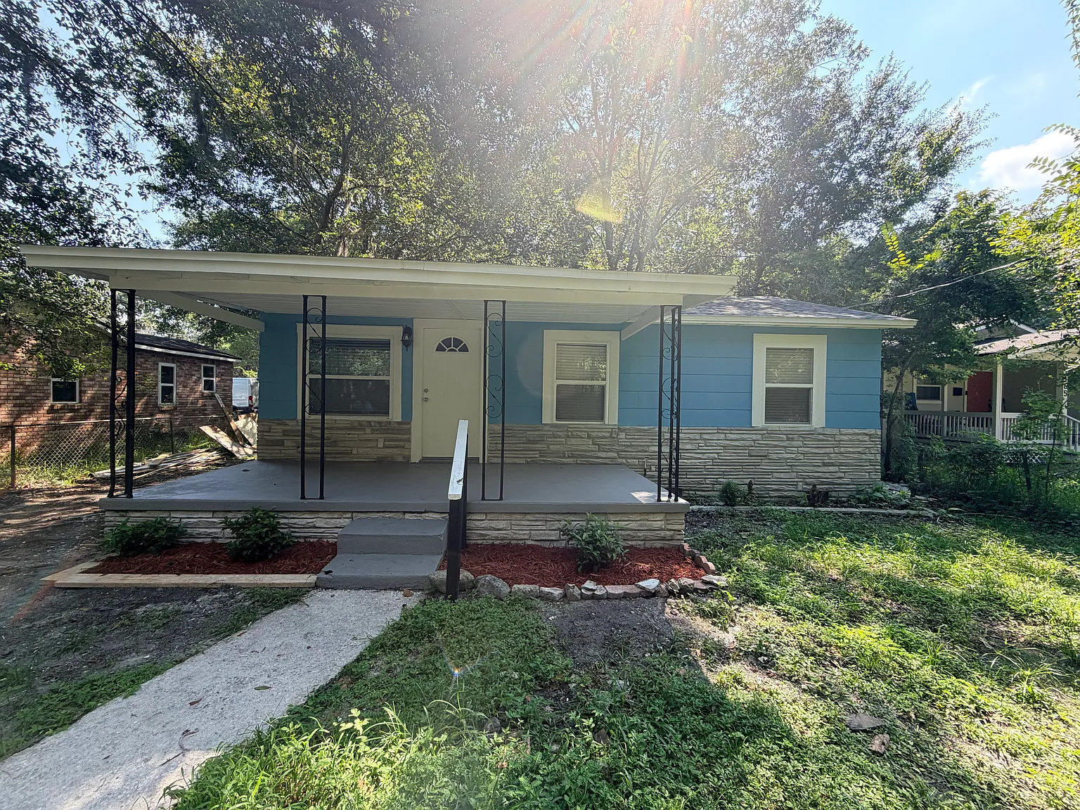 3 bed, 852 sqft, $1,400 — Photo 2