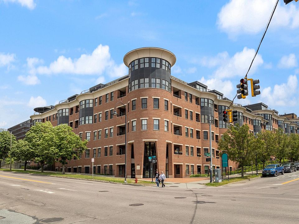 1st image of 40 College Street #606