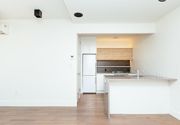 2nd image of 1068 Fulton St #6R