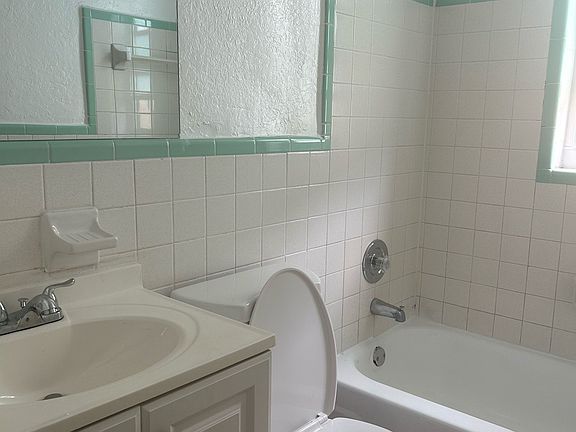 4th image of 610 NW 7th Ave #11567109