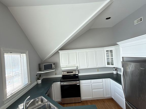 3rd image of 64 Park Rd N