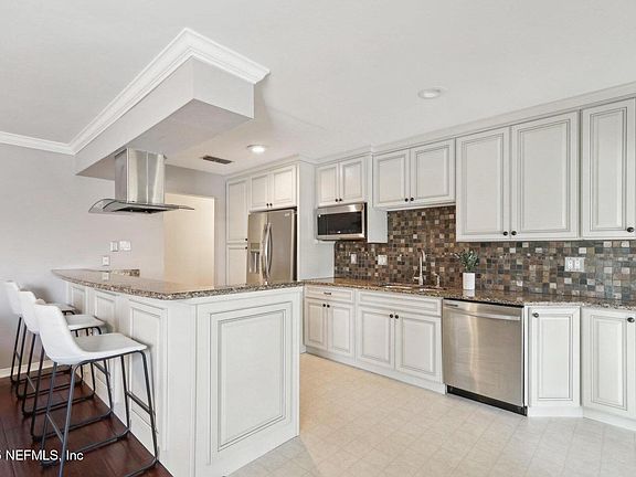 4th image of 12213 GOVERNORS Drive E