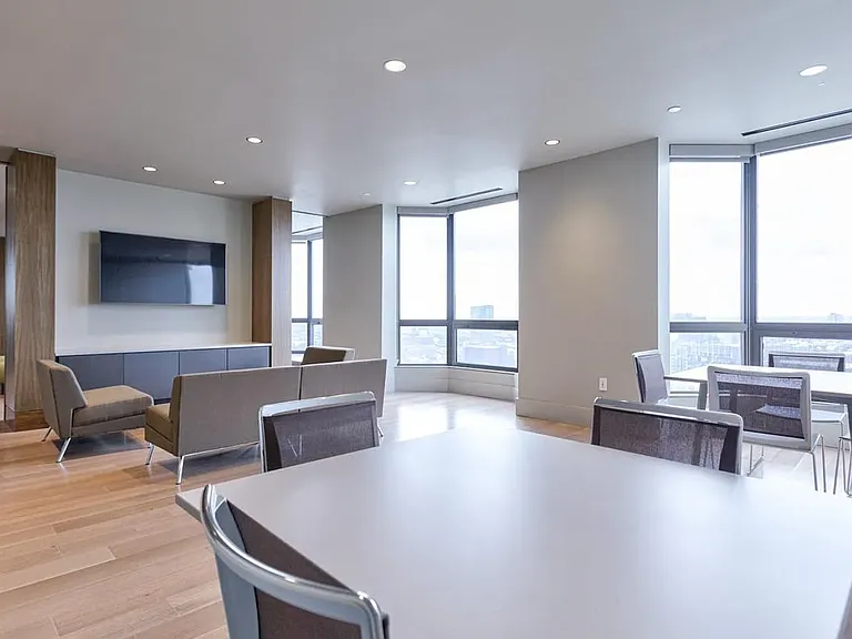 2020 Walnut St #9M — Photo 7