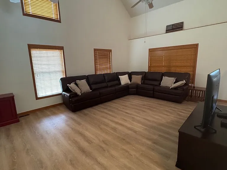 210 A J Ln — Photo 3