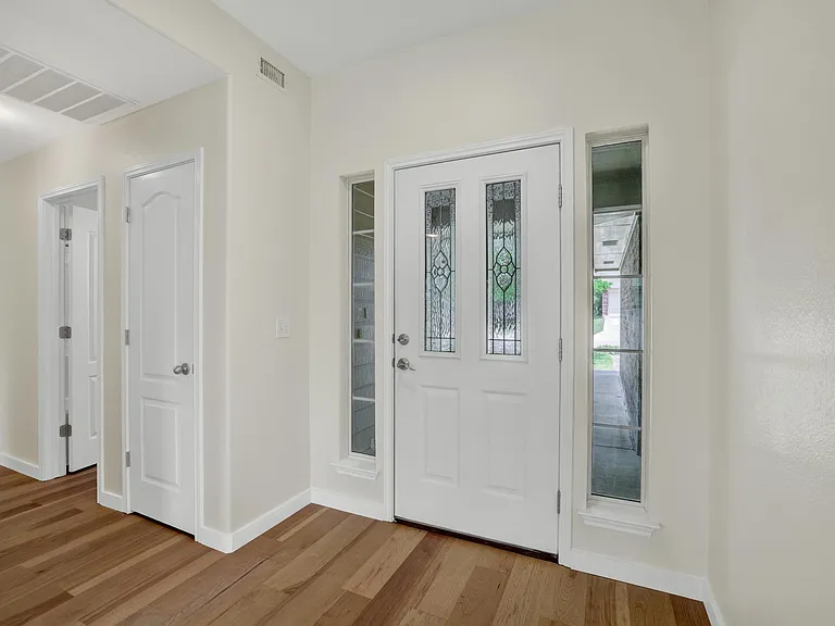 2116 Bentwood Dr — Photo 4