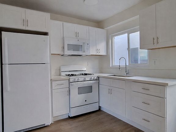2nd image of 15480 Moorpark St APT 1