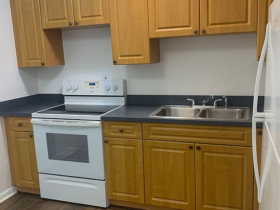 4th image of 541 W Blue Heron Blvd