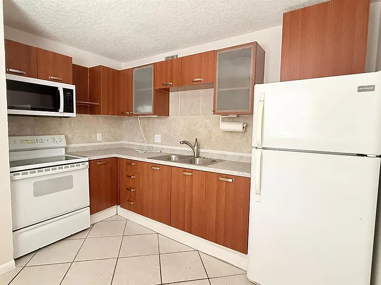 501 W Kalmia Dr — Photo 2