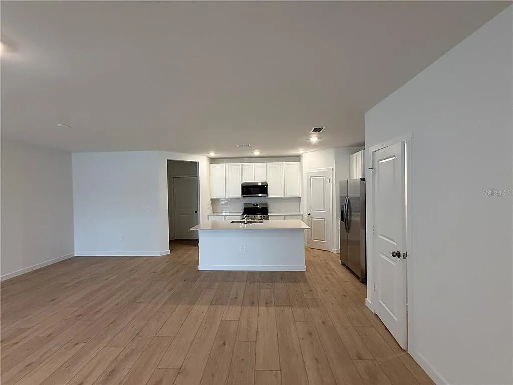 3 bed, 2.5 bath, 1823 sqft, $2,150 — Photo 3