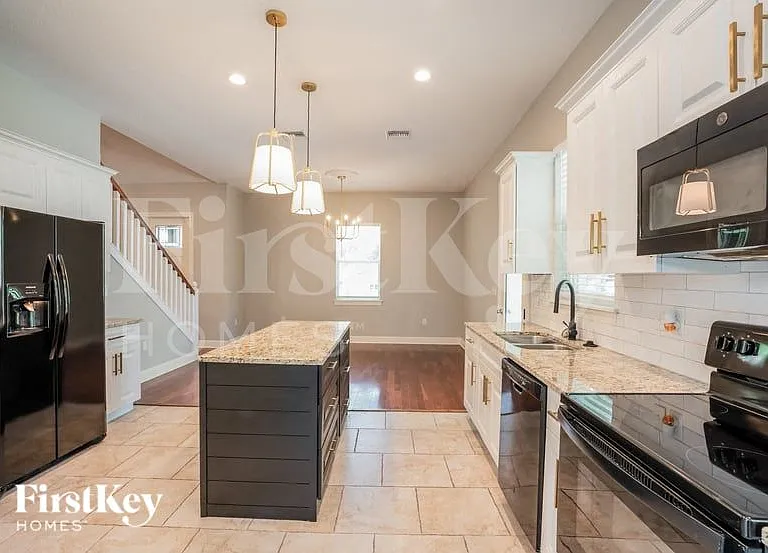 203 Saunders St — Photo 5