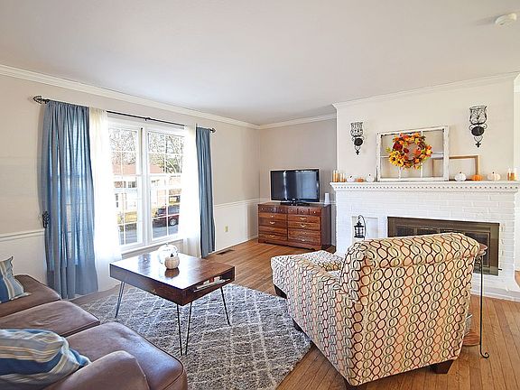 5th image of 414 Sorrento Dr