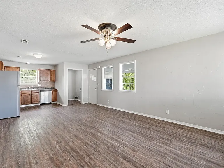 207 S Elm St — Photo 3