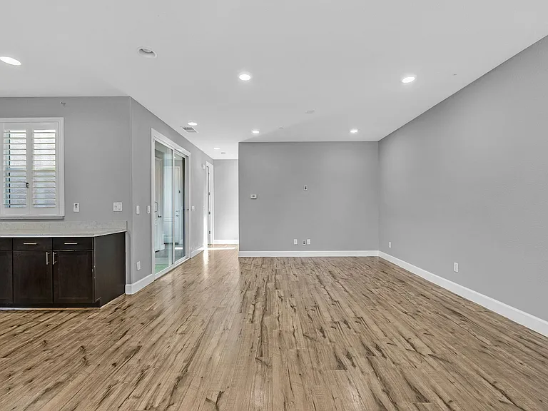 210 Stratus Cmn — Photo 10