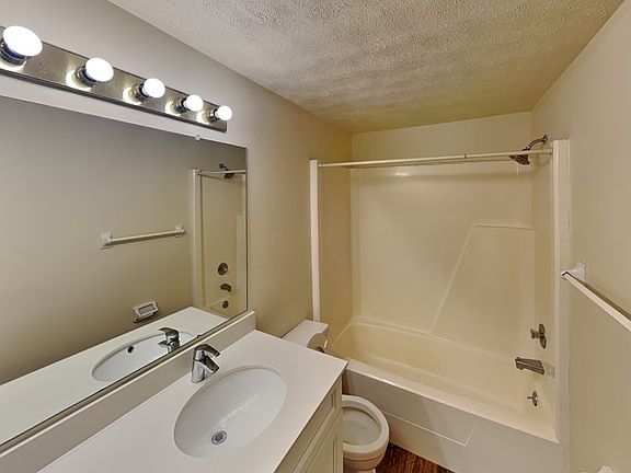 2nd image of 94 E 18th Ave APT D